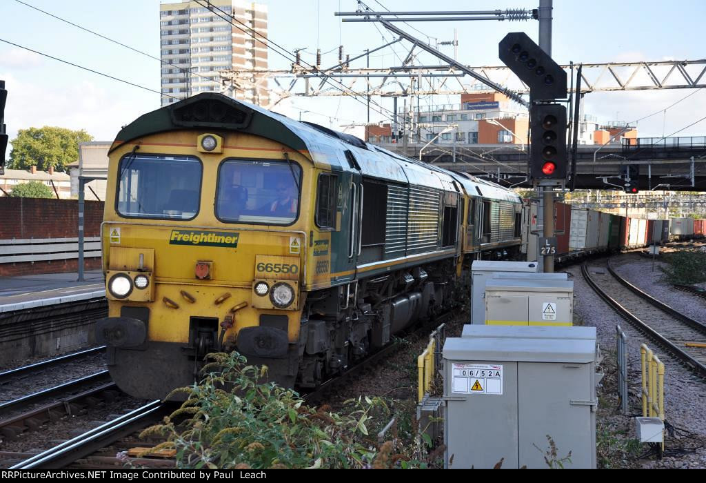 A pair of Class 66's lead an inbound container train